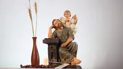 Tượng Thánh Giuse tại Nhà thờ Chính tòa Xuân Lộc Đồng Nai. Tượng Công giáo Filumena là tượng của Tình thương và Hy vọng. Bản quyền các tác phẩm tượng Công giáo thuộc về Filumena Art, Cộng hòa Pháp.