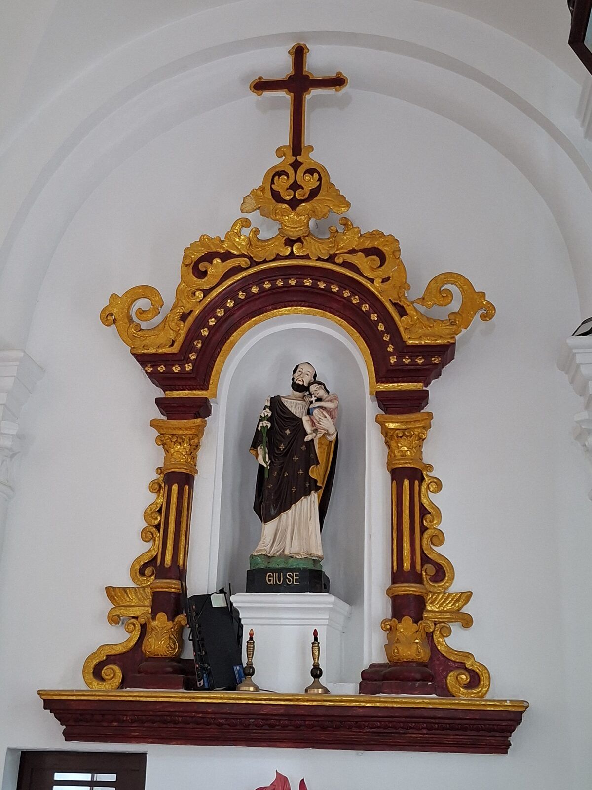 Tượng Thánh Giuse trong nhà thờ Thạch Bích