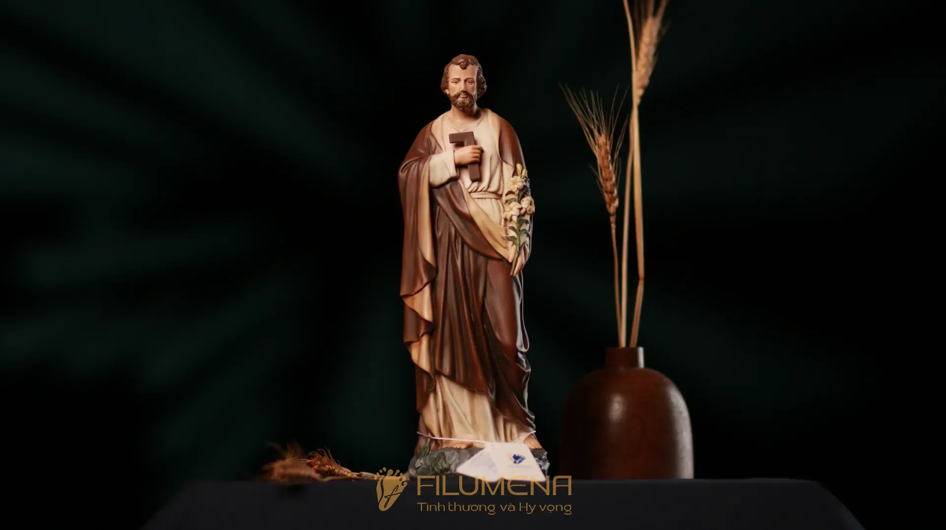 Bàn thờ Chúa và gia tiên tại Nhà sách Kỳ Đồng. Tượng Công Giáo Filumena được sáng tác bởi các nghệ sĩ Filumena. Mỗi tác phẩm đều là đóng góp của quý vị cho các việc bác ái. Tượng làm bằng chất liệu bột đá tự nhiên và resin, có đủ các kích thước từ 15, 20 cm tới 1m và lớn hơn nữa.