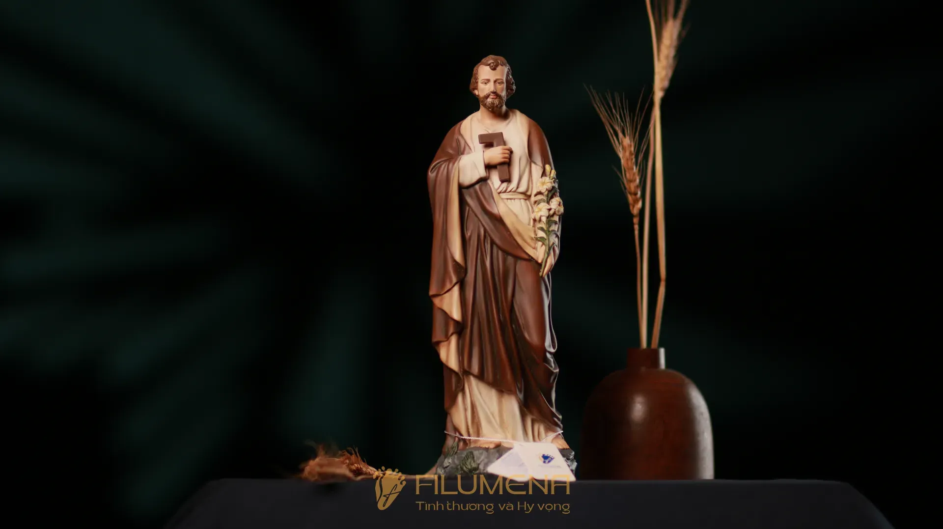 Bàn thờ Công giáo tại TP. Hồ Chí Minh. Tượng Công Giáo Filumena được sáng tác bởi các nghệ sĩ Filumena. Mỗi tác phẩm đều là đóng góp của quý vị cho các việc bác ái. Tượng làm bằng chất liệu bột đá tự nhiên và resin, có đủ các kích thước từ 15, 20 cm tới 1m và lớn hơn nữa.