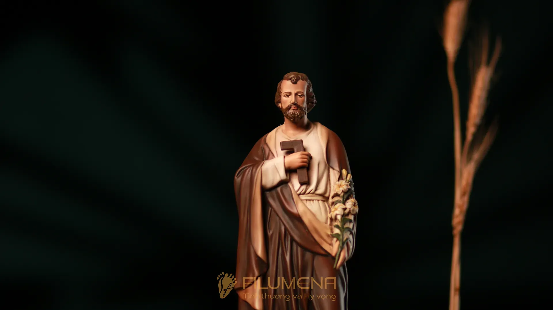 Bàn thờ Chúa và gia tiên tại Hoa Kỳ. Tượng Công Giáo Filumena được sáng tác bởi các nghệ sĩ Filumena. Mỗi tác phẩm đều là đóng góp của quý vị cho các việc bác ái. Tượng làm bằng chất liệu bột đá tự nhiên và resin, có đủ các kích thước từ 15, 20 cm tới 1m và lớn hơn nữa.