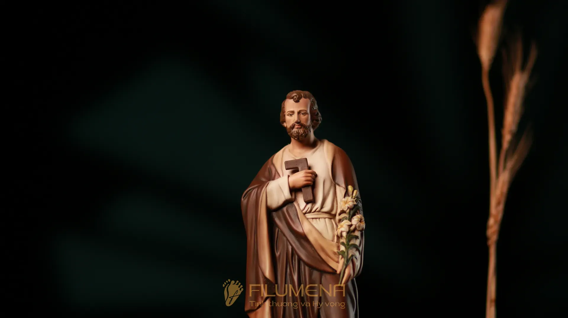 Bàn thờ Chúa và gia tiên tại Nhà sách Nhà thờ Chánh tòa Đà Nẵng. Tượng Công Giáo Filumena được sáng tác bởi các nghệ sĩ Filumena. Mỗi tác phẩm đều là đóng góp của quý vị cho các việc bác ái. Tượng làm bằng chất liệu bột đá tự nhiên và resin, có đủ các kích thước từ 15, 20 cm tới 1m và lớn hơn nữa.