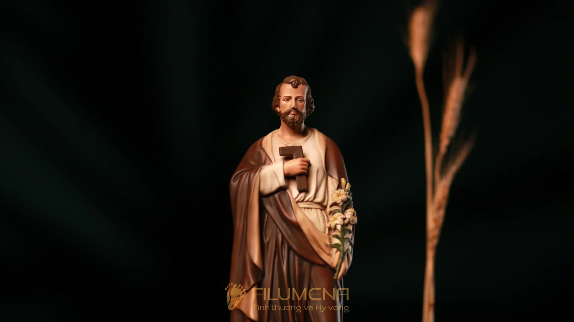 Tượng Mẹ Maria tại Kiên Lao. Tượng Công Giáo Filumena được sáng tác bởi các nghệ sĩ Filumena. Mỗi tác phẩm đều là đóng góp của quý vị cho các việc bác ái. Tượng làm bằng chất liệu bột đá tự nhiên và resin, có đủ các kích thước từ 15, 20 cm tới 1m và lớn hơn nữa.