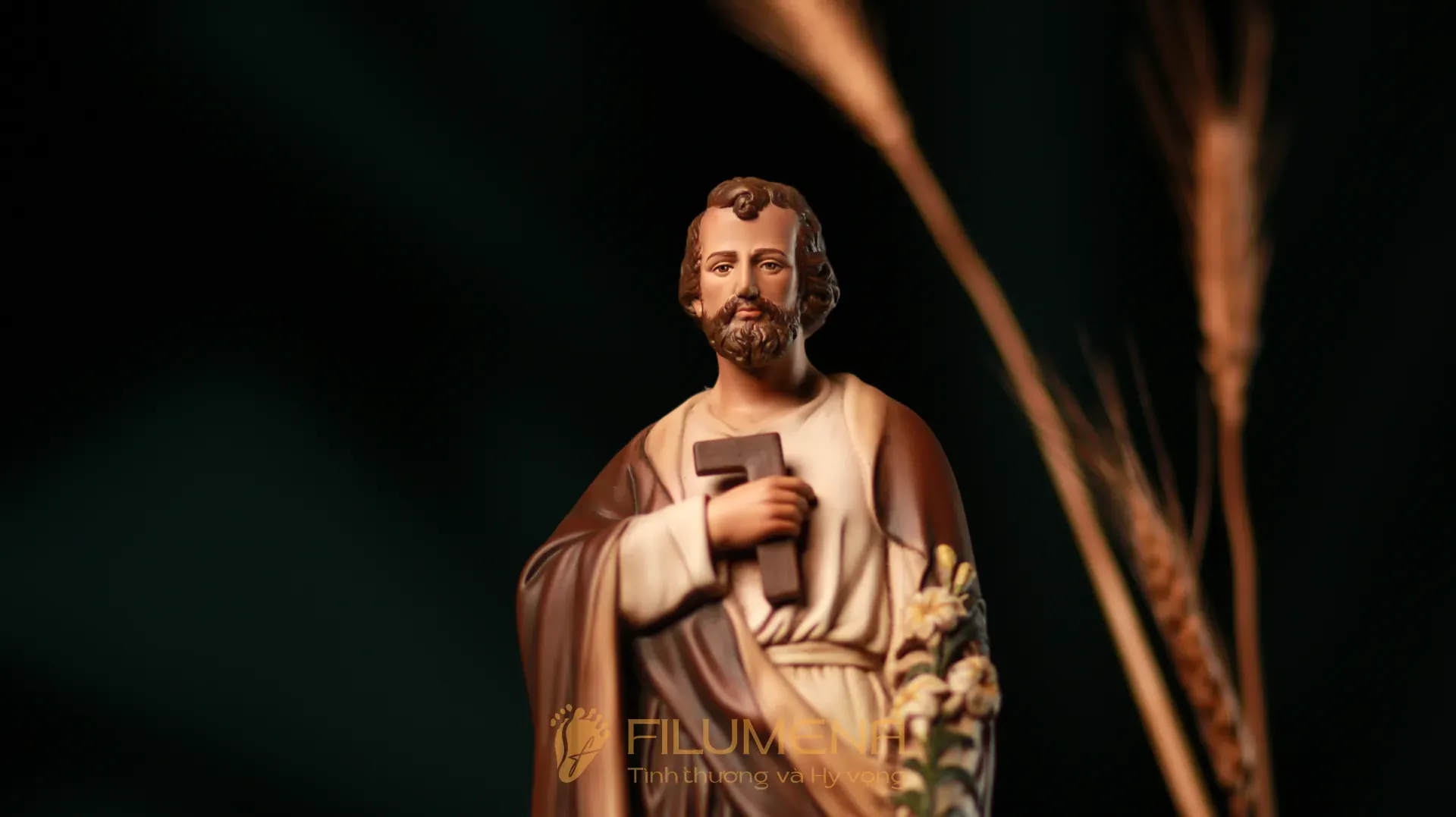 Bàn thờ Công giáo tại Nhà sách Đức Mẹ Hằng Cứu Giúp. Tượng Công Giáo Filumena được sáng tác bởi các nghệ sĩ Filumena. Mỗi tác phẩm đều là đóng góp của quý vị cho các việc bác ái. Tượng làm bằng chất liệu bột đá tự nhiên và resin, có đủ các kích thước từ 15, 20 cm tới 1m và lớn hơn nữa.