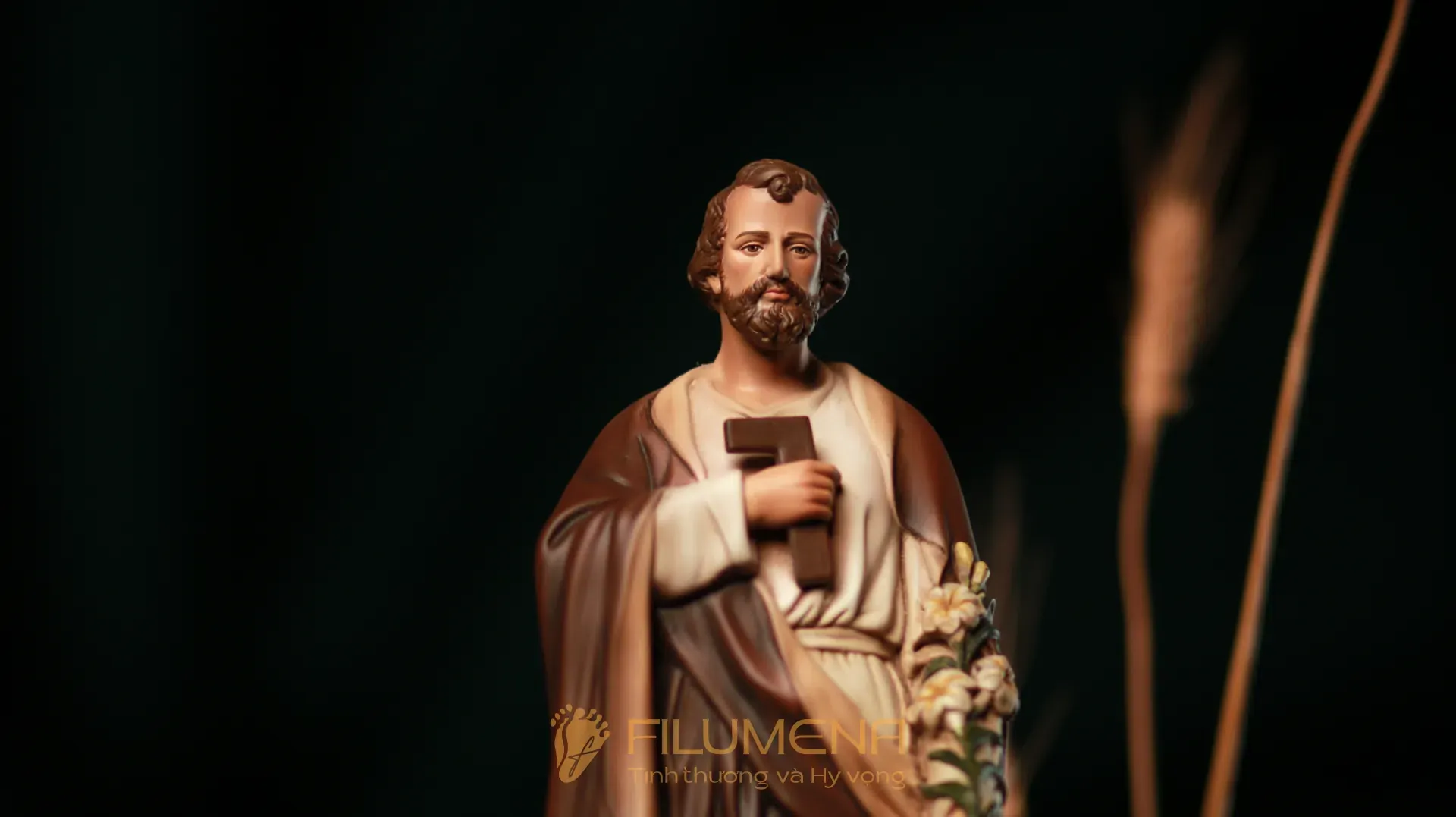 Bàn thờ Chúa tại Buôn Ma Thuột. Tượng Công Giáo Filumena được sáng tác bởi các nghệ sĩ Filumena. Mỗi tác phẩm đều là đóng góp của quý vị cho các việc bác ái. Tượng làm bằng chất liệu bột đá tự nhiên và resin, có đủ các kích thước từ 15, 20 cm tới 1m và lớn hơn nữa.