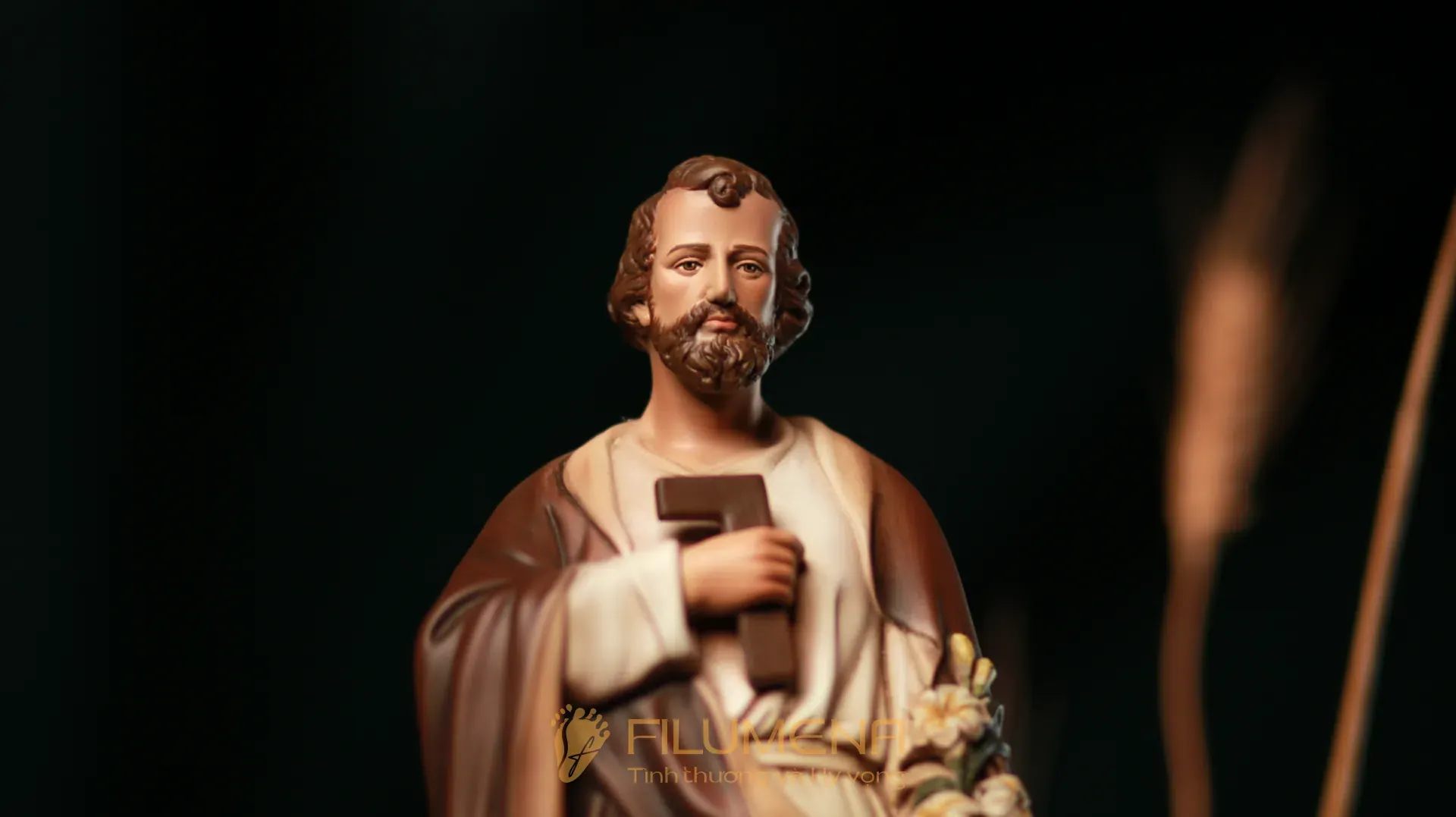 Bàn thờ Chúa và gia tiên tại Hà Nội. Tượng Công Giáo Filumena được sáng tác bởi các nghệ sĩ Filumena. Mỗi tác phẩm đều là đóng góp của quý vị cho các việc bác ái. Tượng làm bằng chất liệu bột đá tự nhiên và resin, có đủ các kích thước từ 15, 20 cm tới 1m và lớn hơn nữa.