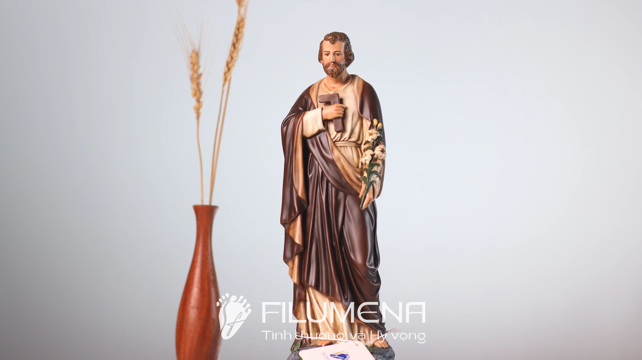 Tượng Thánh Giuse Thợ màu nâu trong bộ ảnh thật Filumena