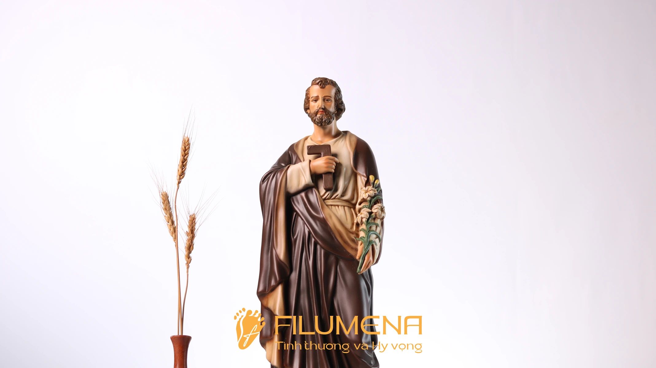 Những góc nhìn khác nhau giúp người đọc hình dung rõ hơn cách mẫu tượng giữ được sự vững và sáng ngay cả trong một góc cầu nguyện nhỏ