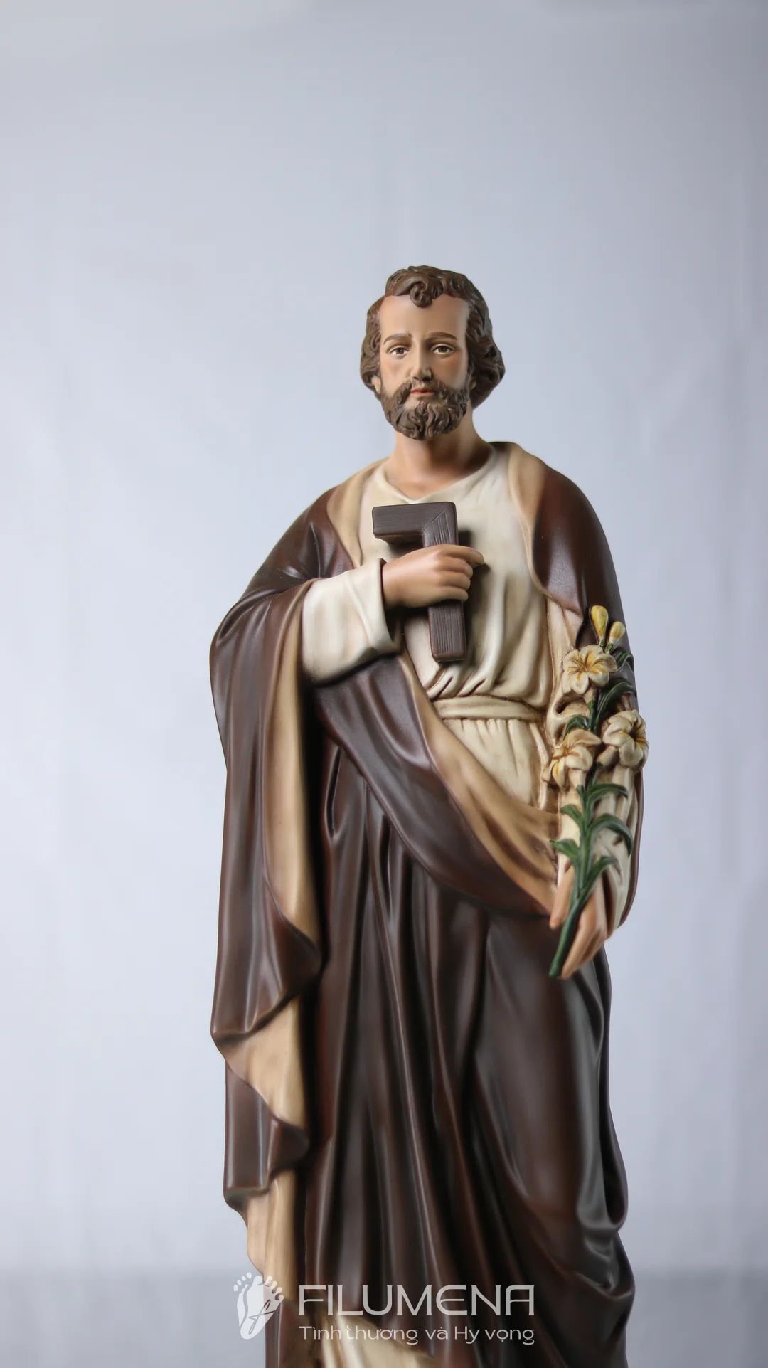 Màu sắc khác nhau có thể làm thay đổi khá rõ cảm giác về thần thái và sự hiện diện của tượng trong không gian