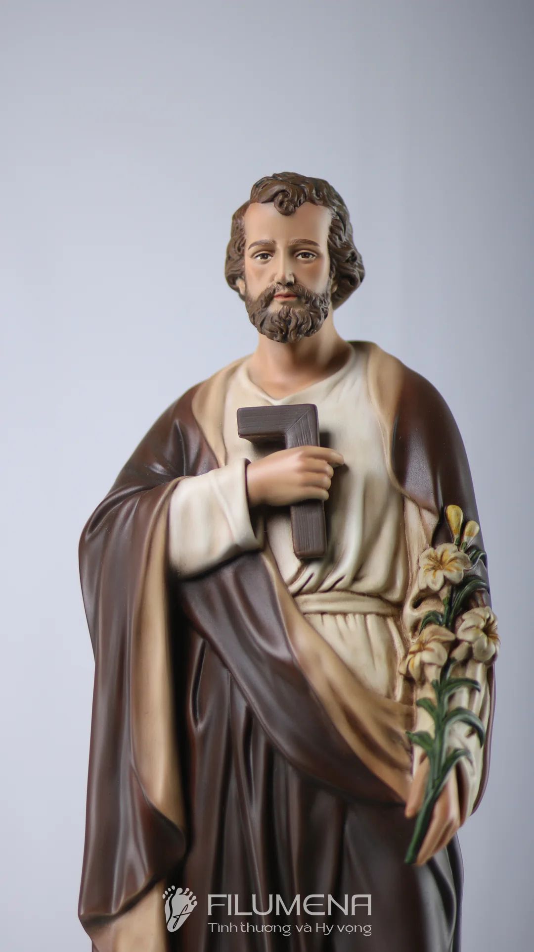 Màu sắc khác nhau có thể làm thay đổi khá rõ cảm giác về thần thái và sự hiện diện của tượng trong không gian