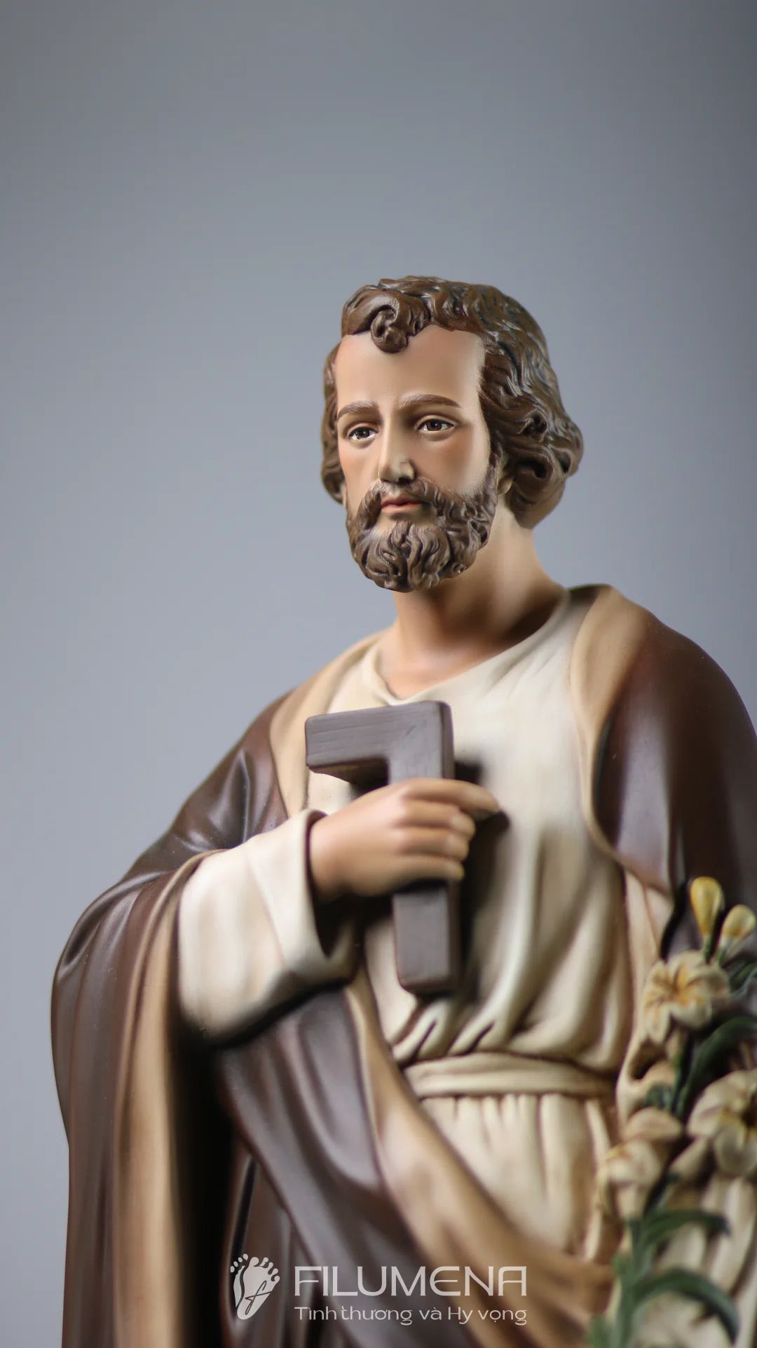 Màu sắc khác nhau có thể làm thay đổi khá rõ cảm giác về thần thái và sự hiện diện của tượng trong không gian