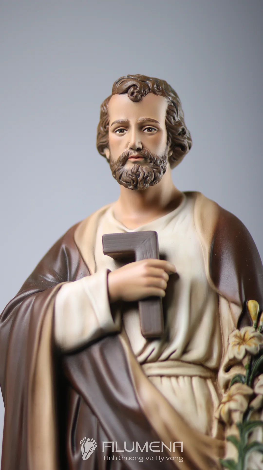 Màu sắc khác nhau có thể làm thay đổi khá rõ cảm giác về thần thái và sự hiện diện của tượng trong không gian