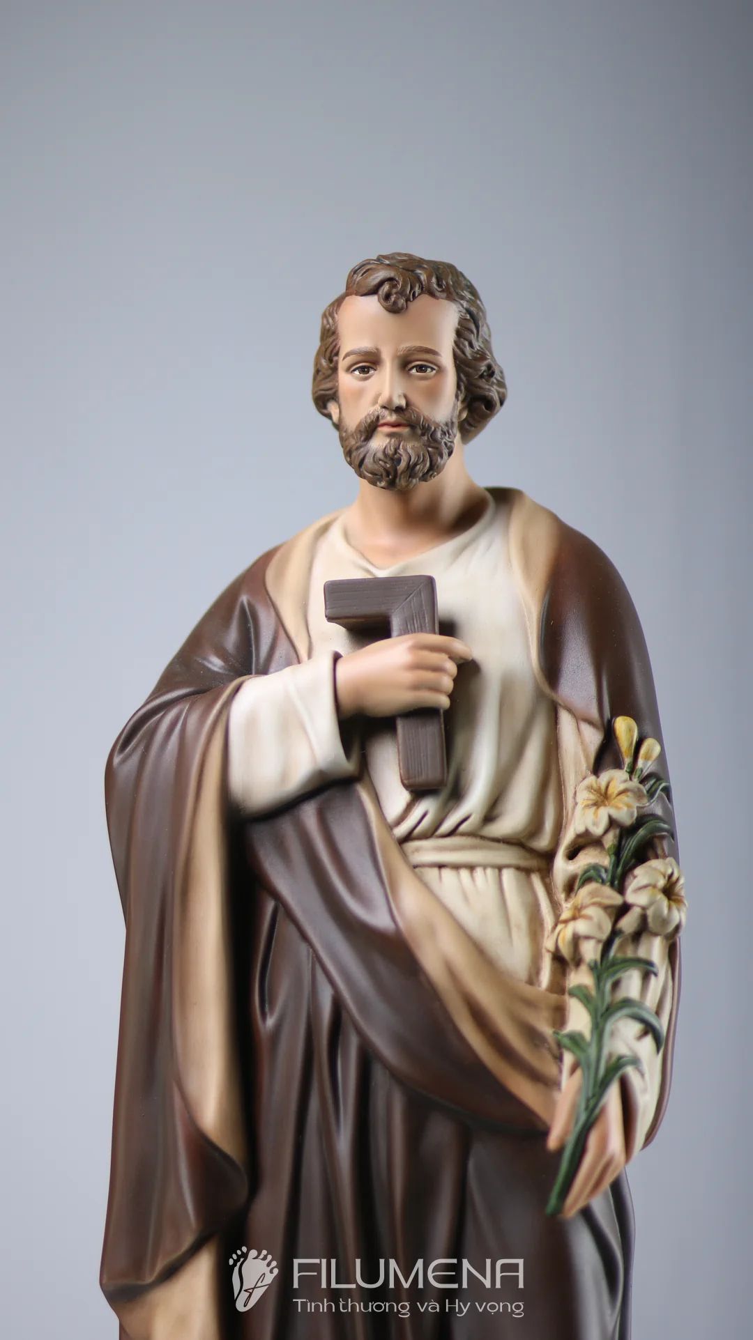 Màu sắc khác nhau có thể làm thay đổi khá rõ cảm giác về thần thái và sự hiện diện của tượng trong không gian