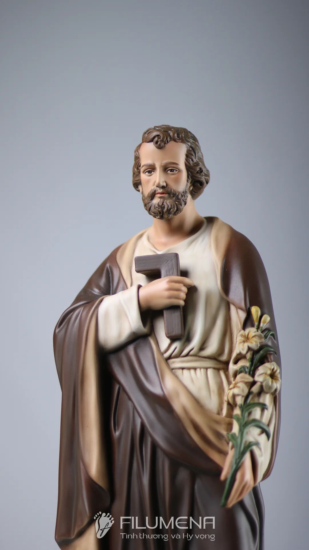 Màu sắc khác nhau có thể làm thay đổi khá rõ cảm giác về thần thái và sự hiện diện của tượng trong không gian