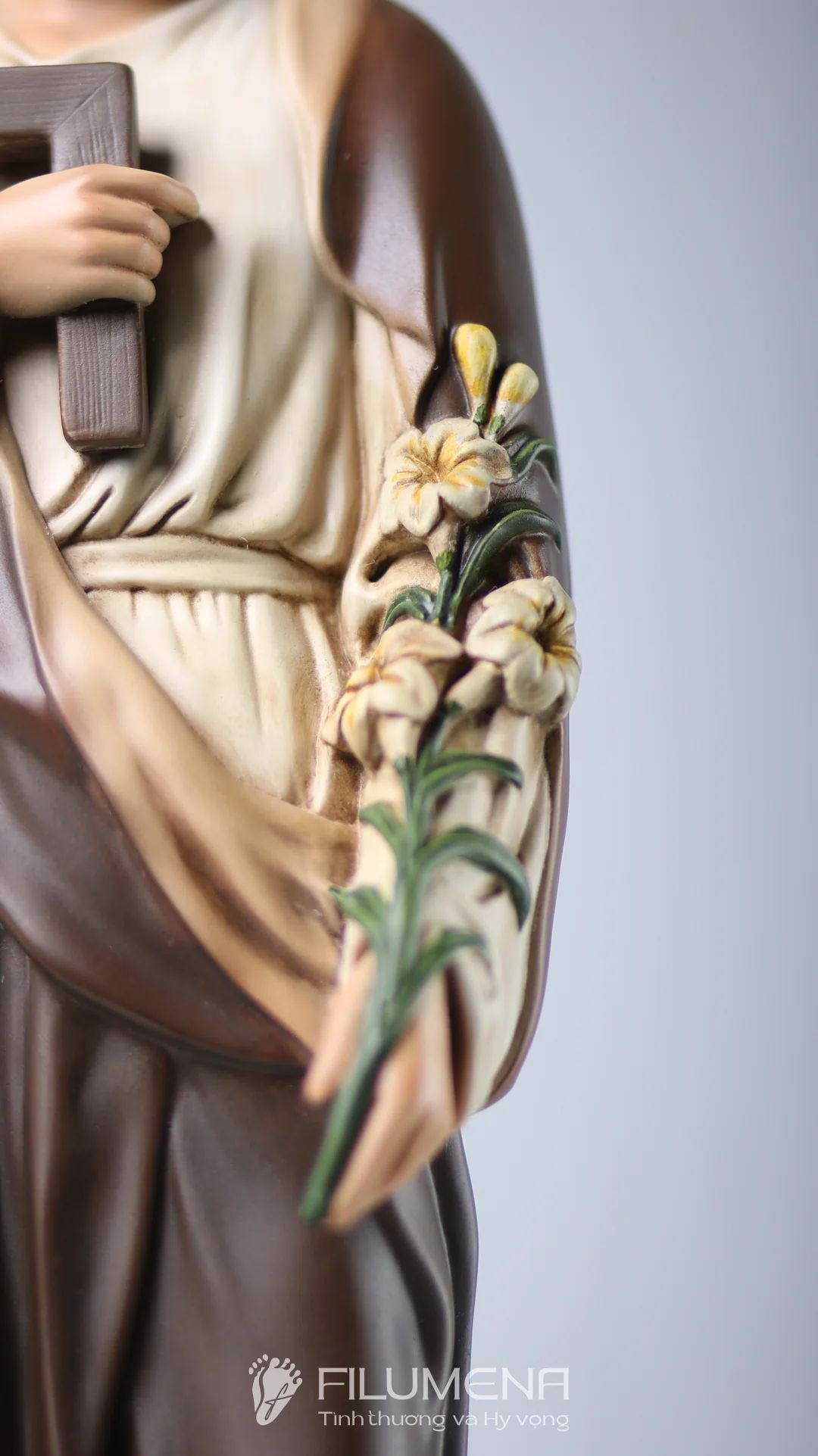 Màu sắc khác nhau có thể làm thay đổi khá rõ cảm giác về thần thái và sự hiện diện của tượng trong không gian