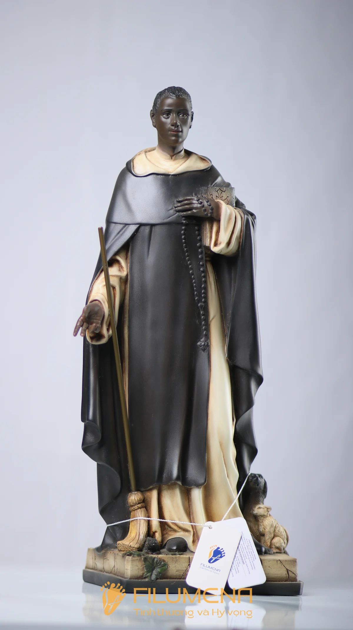 Tượng Thánh Martinô do Filumena hoàn thiện thủ công, nhấn mạnh các dấu chỉ đặc trưng của đời sống Đa Minh và bác ái âm thầm.