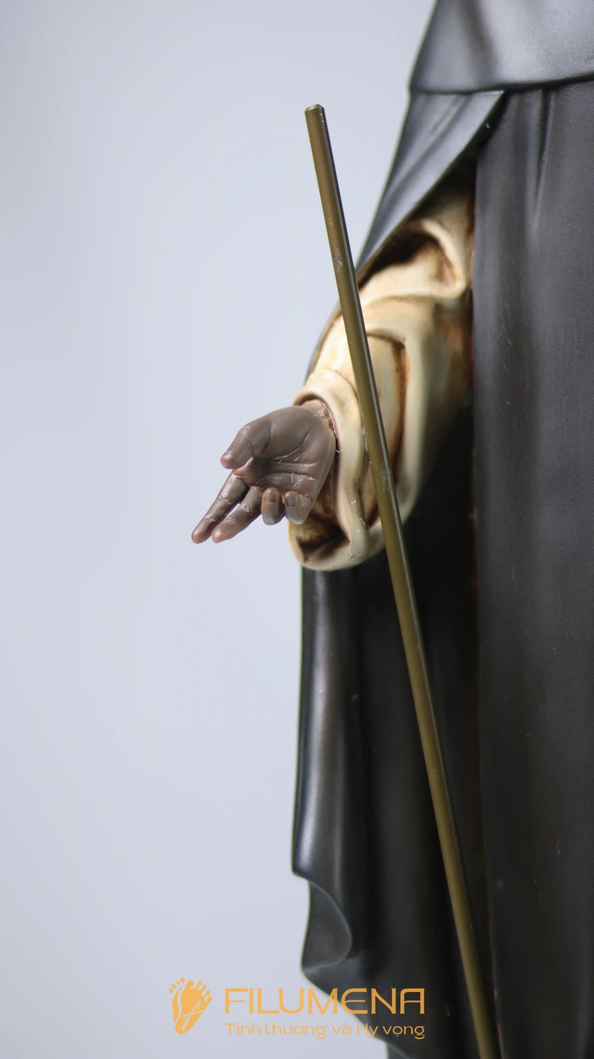 Tượng Thánh Martinô do Filumena hoàn thiện thủ công, nhấn mạnh các dấu chỉ đặc trưng của đời sống Đa Minh và bác ái âm thầm.