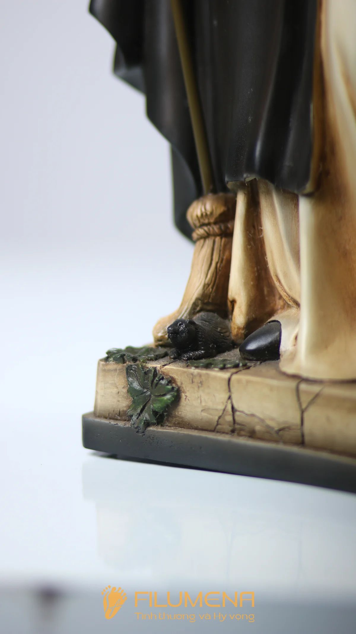 Tượng Thánh Martinô do Filumena hoàn thiện thủ công, nhấn mạnh các dấu chỉ đặc trưng của đời sống Đa Minh và bác ái âm thầm.