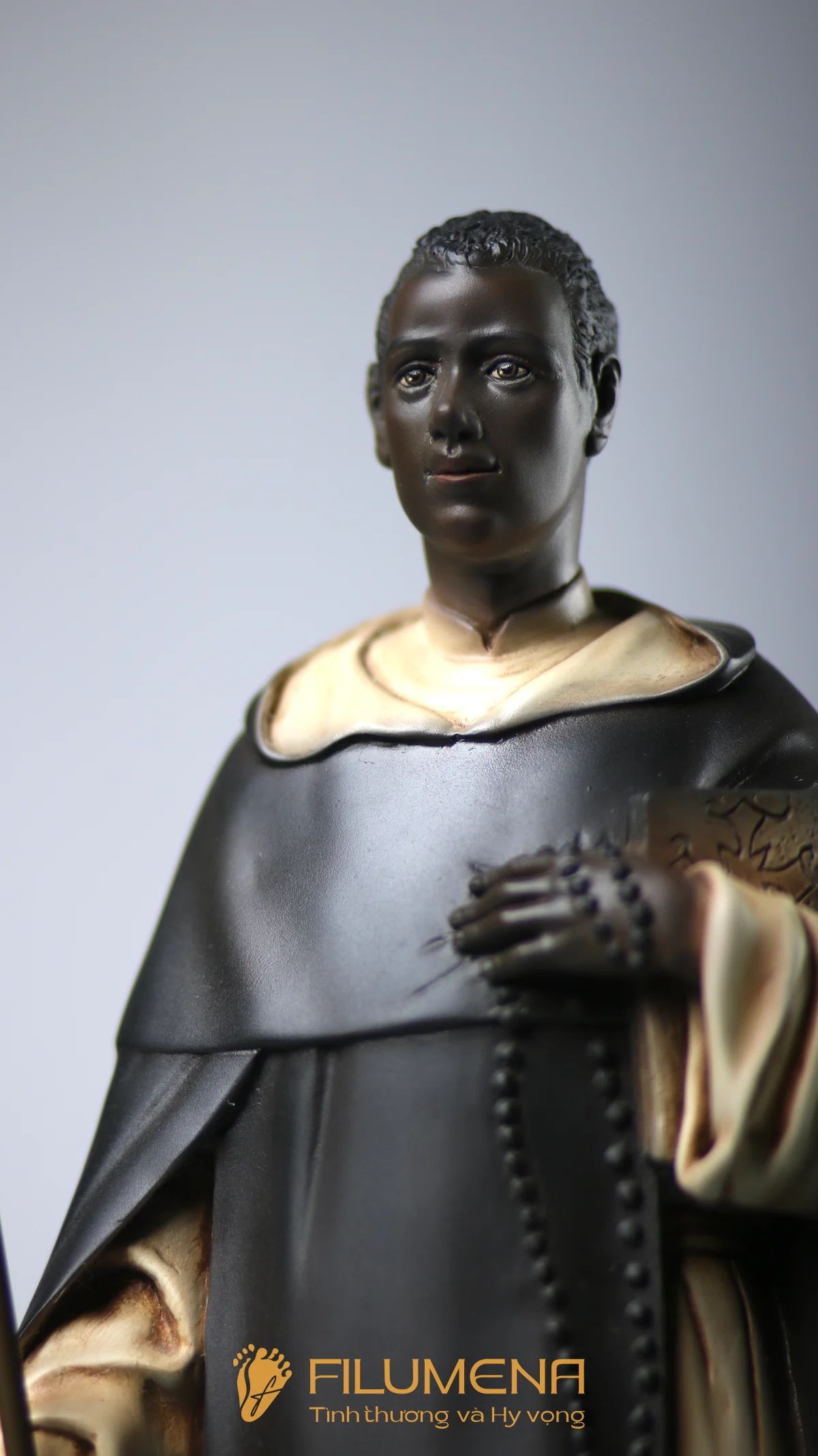 Tượng Thánh Martinô do Filumena hoàn thiện thủ công, nhấn mạnh các dấu chỉ đặc trưng của đời sống Đa Minh và bác ái âm thầm.