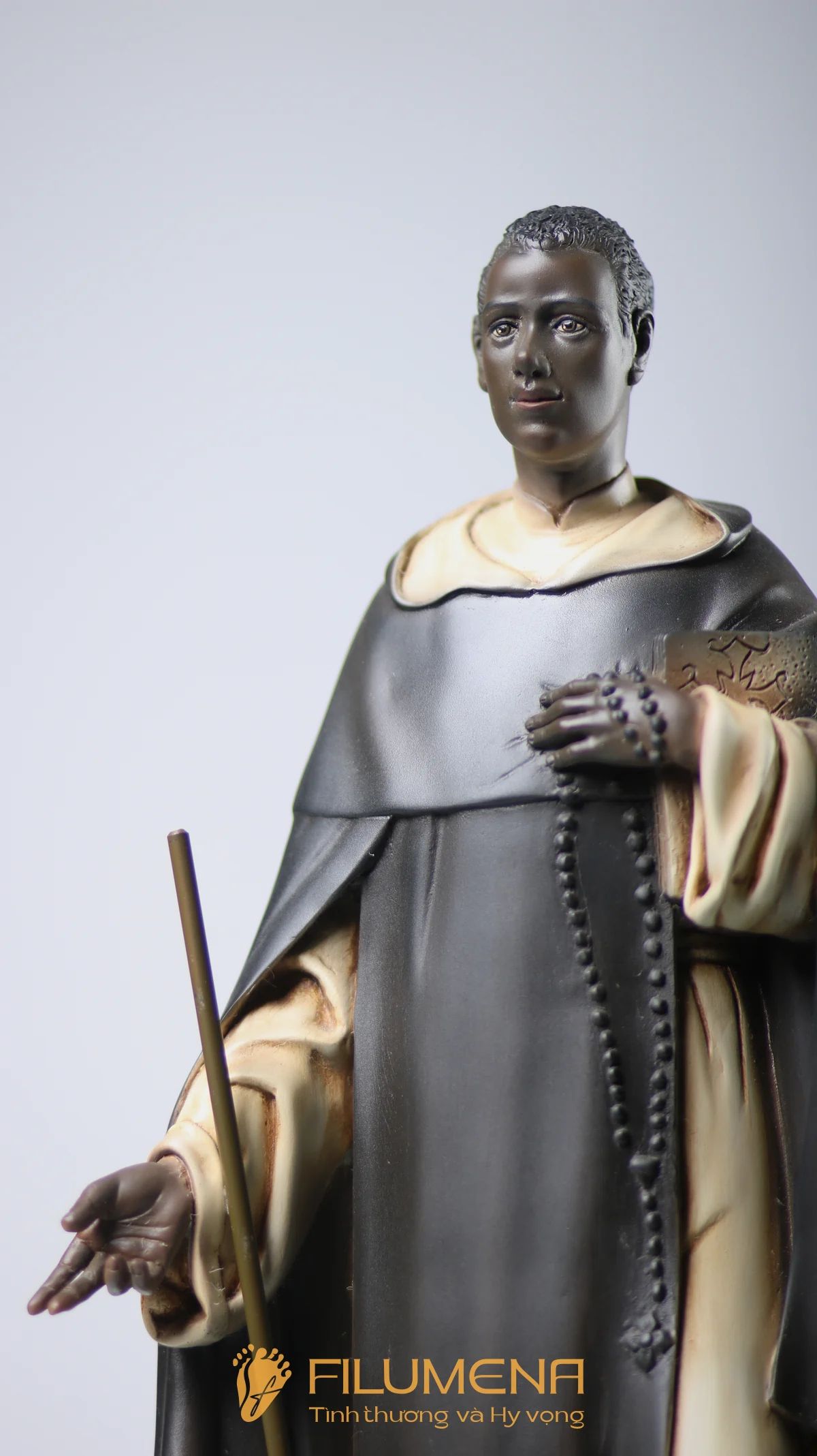 Hình ảnh tượng Thánh Martinô de Porres trong tu phục dòng Đa Minh: tu phục trắng đen, Kinh Thánh và cây chổi