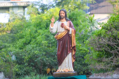 Tượng Chúa Thánh Tâm 100 cm với cây xanh phía sau