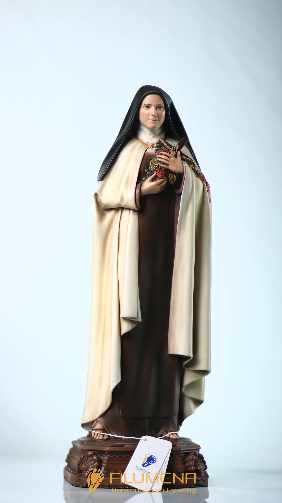 Những phác thảo tượng Thánh Tê-rê-sa: áo dòng Camêlô, thánh giá và hoa hồng – biểu tượng của ân sủng tuôn đổ.