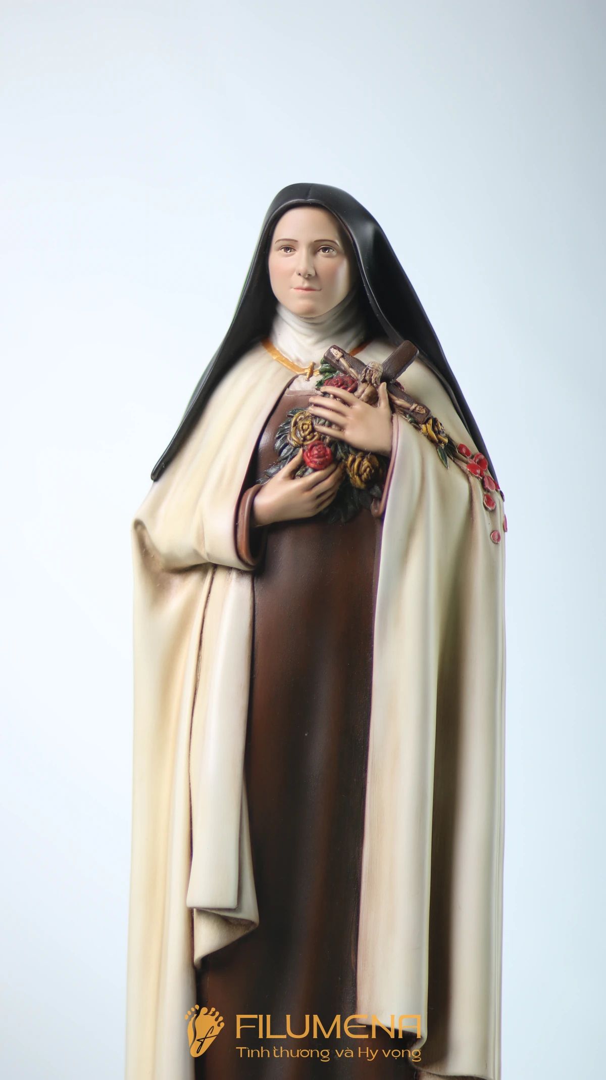 Những phác thảo tượng Thánh Tê-rê-sa: áo dòng Camêlô, thánh giá và hoa hồng – biểu tượng của ân sủng tuôn đổ.