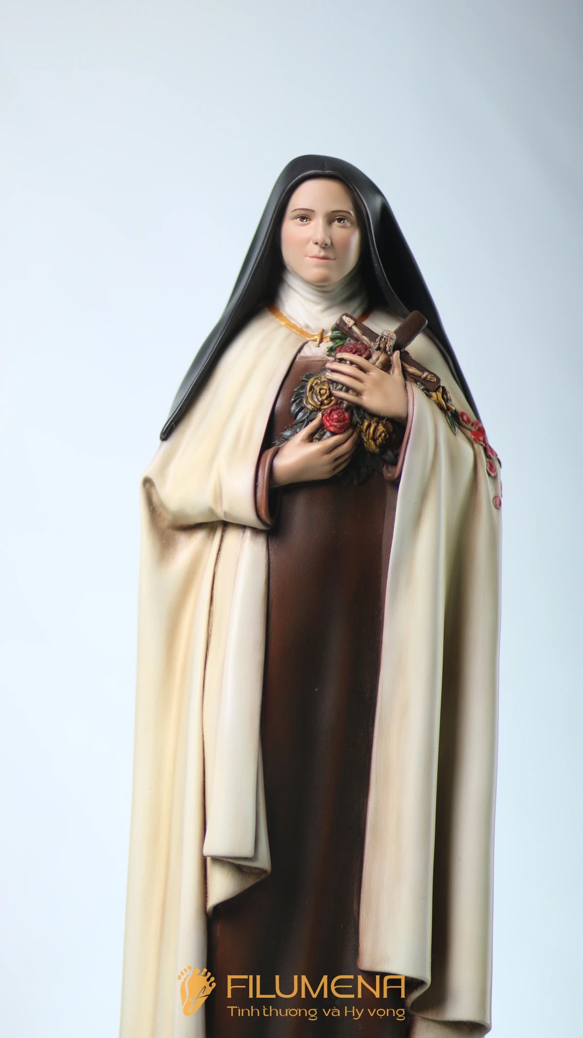 Những phác thảo tượng Thánh Tê-rê-sa: áo dòng Camêlô, thánh giá và hoa hồng – biểu tượng của ân sủng tuôn đổ.