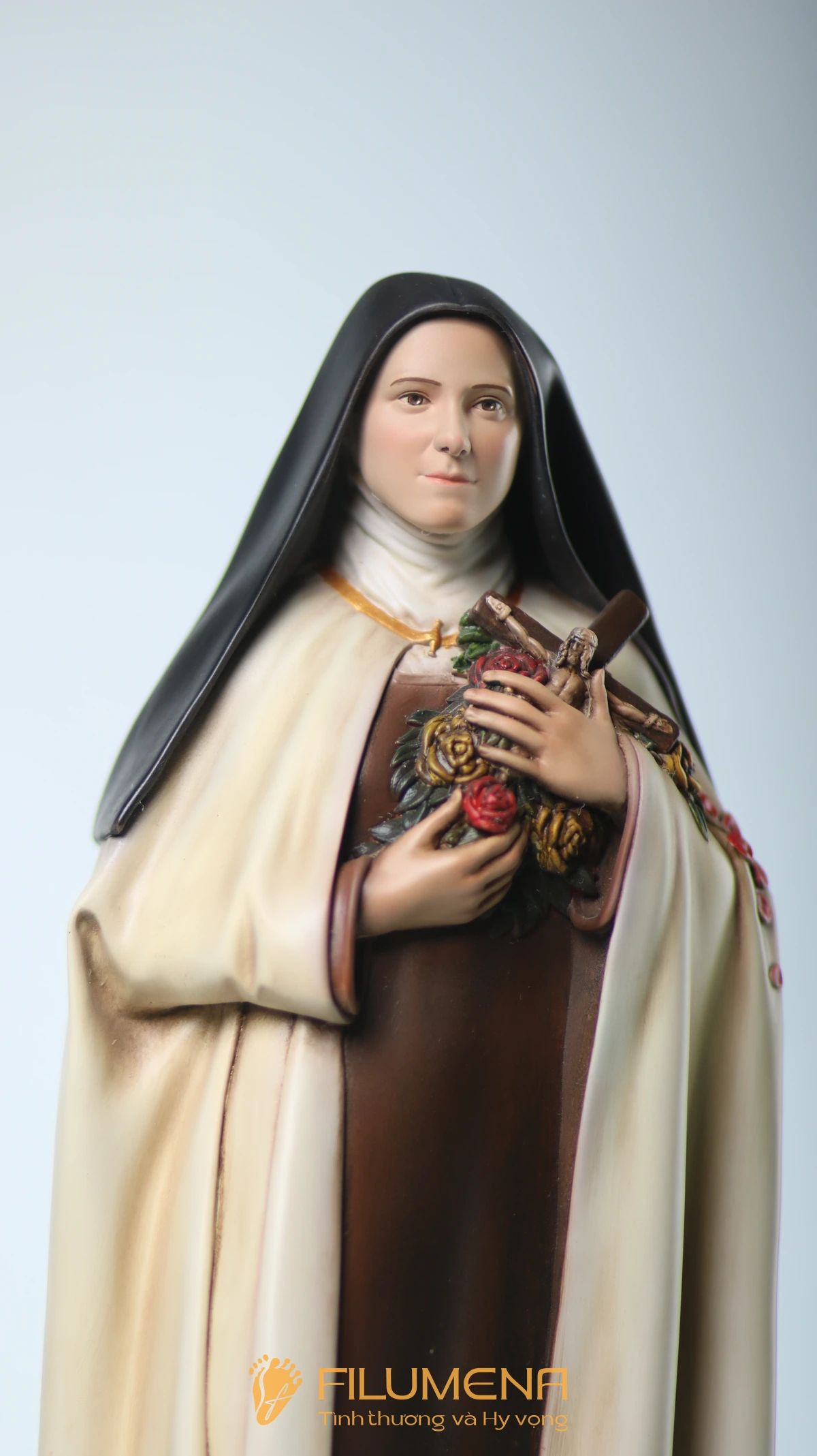 Những phác thảo tượng Thánh Tê-rê-sa: áo dòng Camêlô, thánh giá và hoa hồng – biểu tượng của ân sủng tuôn đổ.