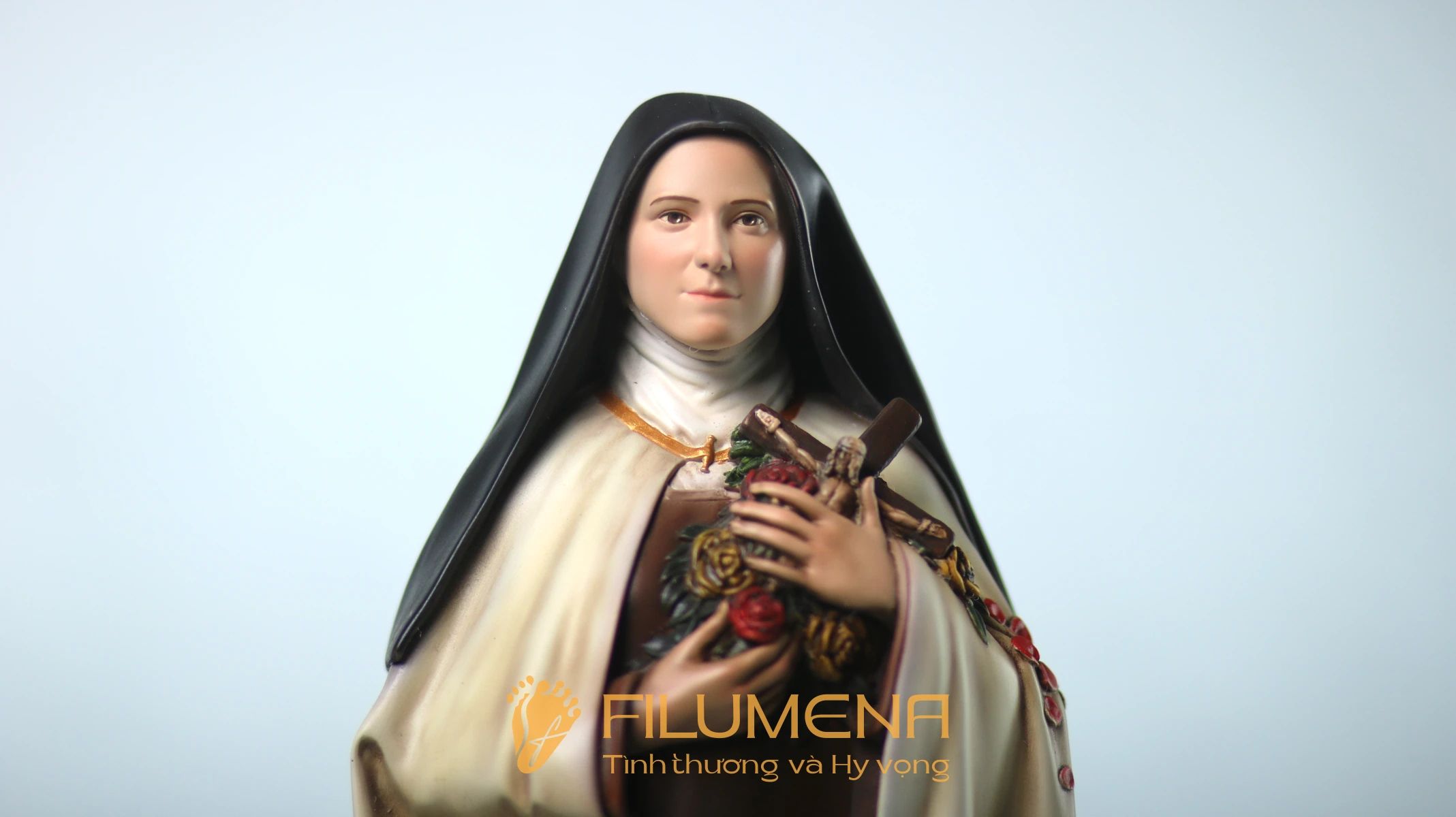 Những phác thảo tượng Thánh Tê-rê-sa: áo dòng Camêlô, thánh giá và hoa hồng – biểu tượng của ân sủng tuôn đổ.