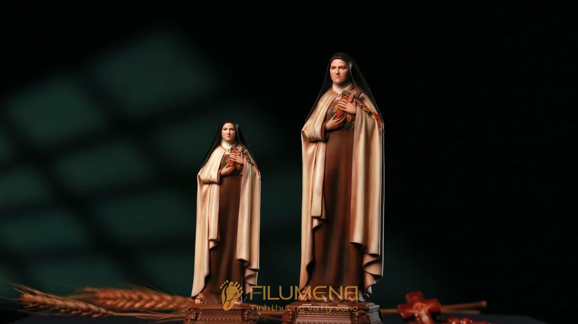 Tượng Thánh Tê-rê-sa Hài Đồng Giê-su cỡ nhỏ ôm thánh giá và hoa hồng