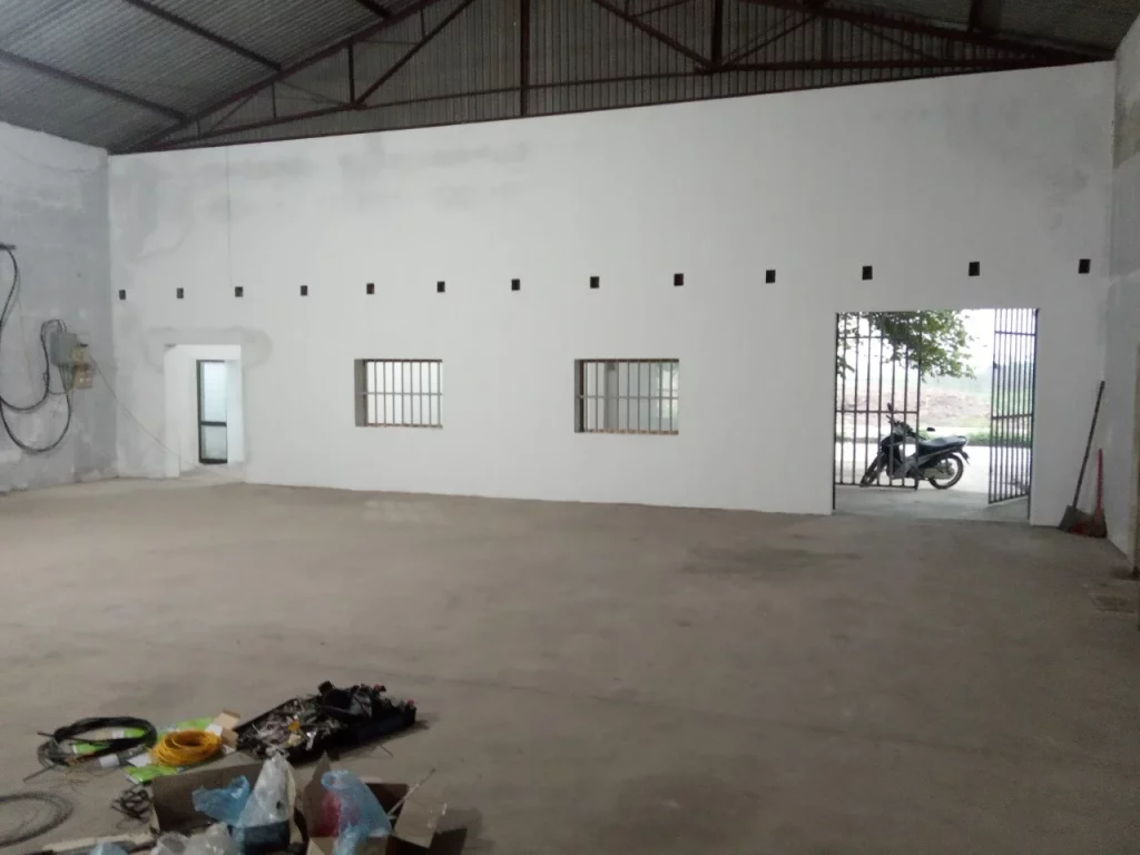 Một góc xưởng sản xuất của Filumena. Đây là nơi sẽ tạo ra cho cuộc đời này những tác phẩm tượng Công giáo của Tình thương và Hy vọng.