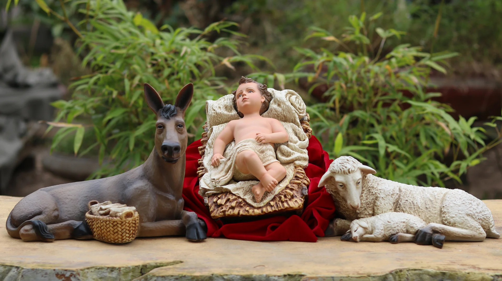 Những bố cục Noel tối giản thường đẹp nhờ tỷ lệ gọn, màu dịu và ánh sáng tập trung, hơn là nhờ số lượng chi tiết trang trí.