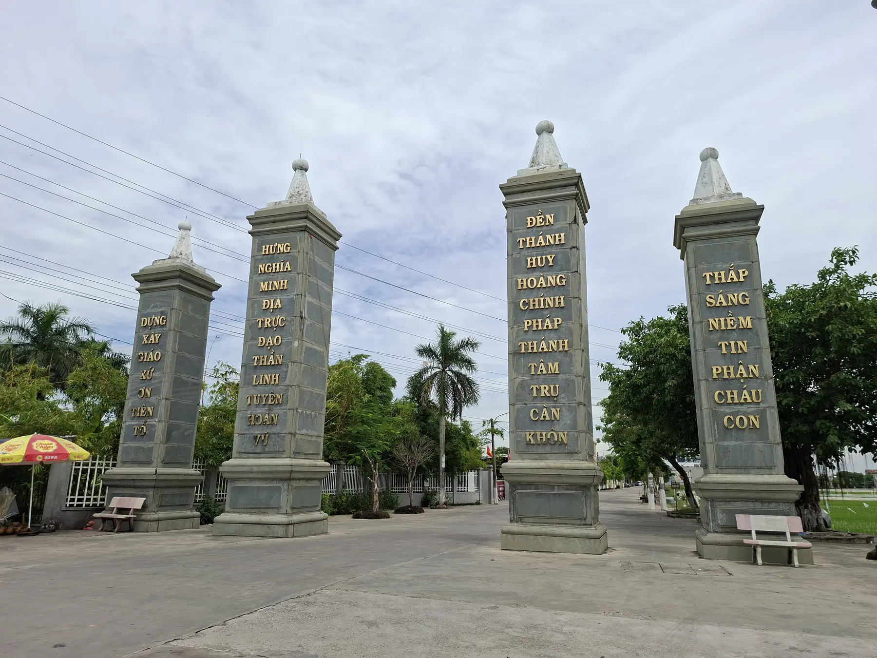 Cổng làng gần Đền Thánh Hưng Nghĩa