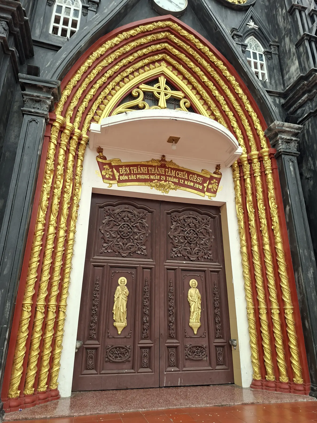 Cửa chính Đền Thánh Hưng Nghĩa với các chi tiết kiến trúc Gothic