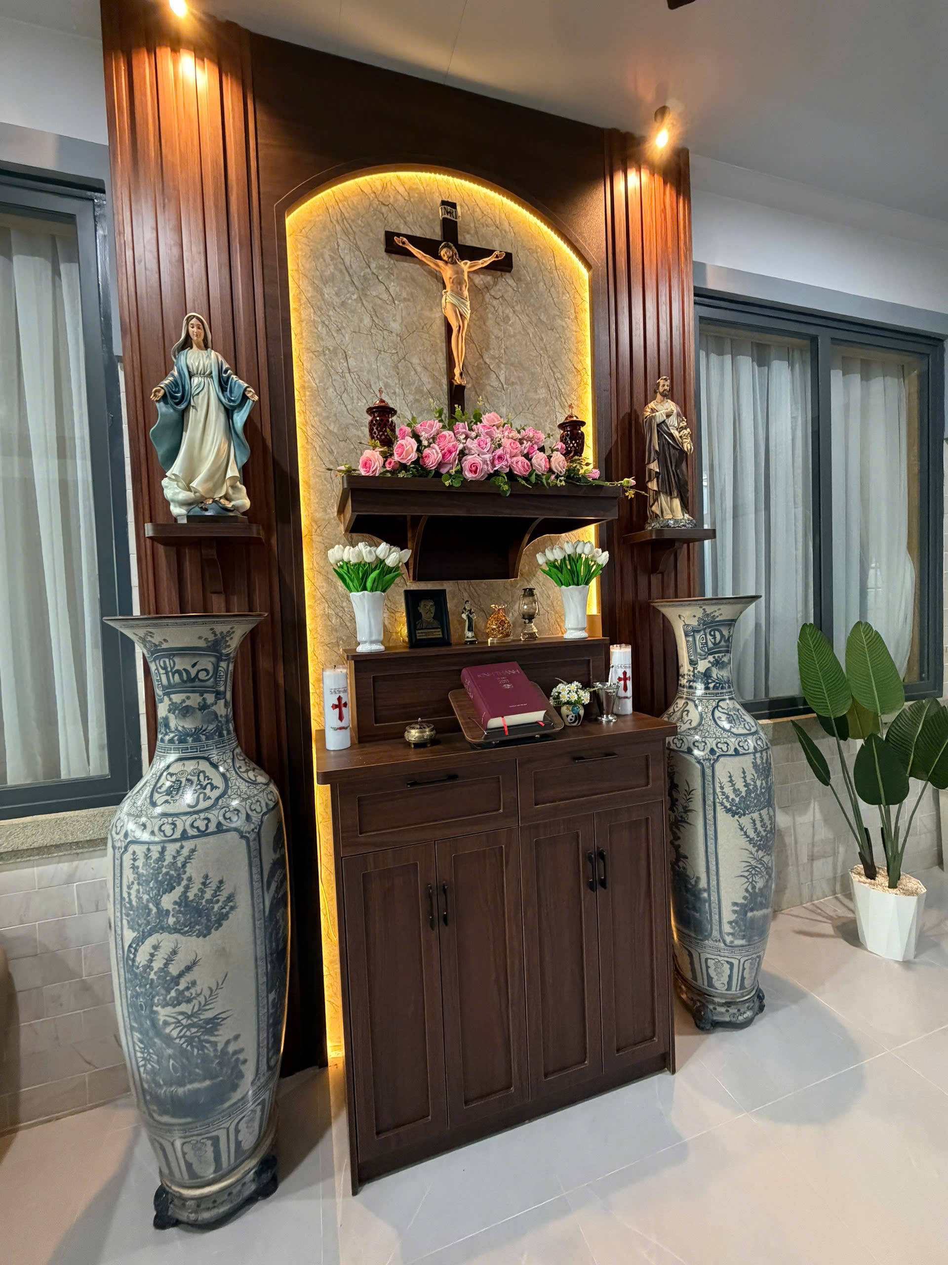 Bộ tượng bàn thờ Chúa 60 cm được đặt hài hòa trong góc cầu nguyện gia đình