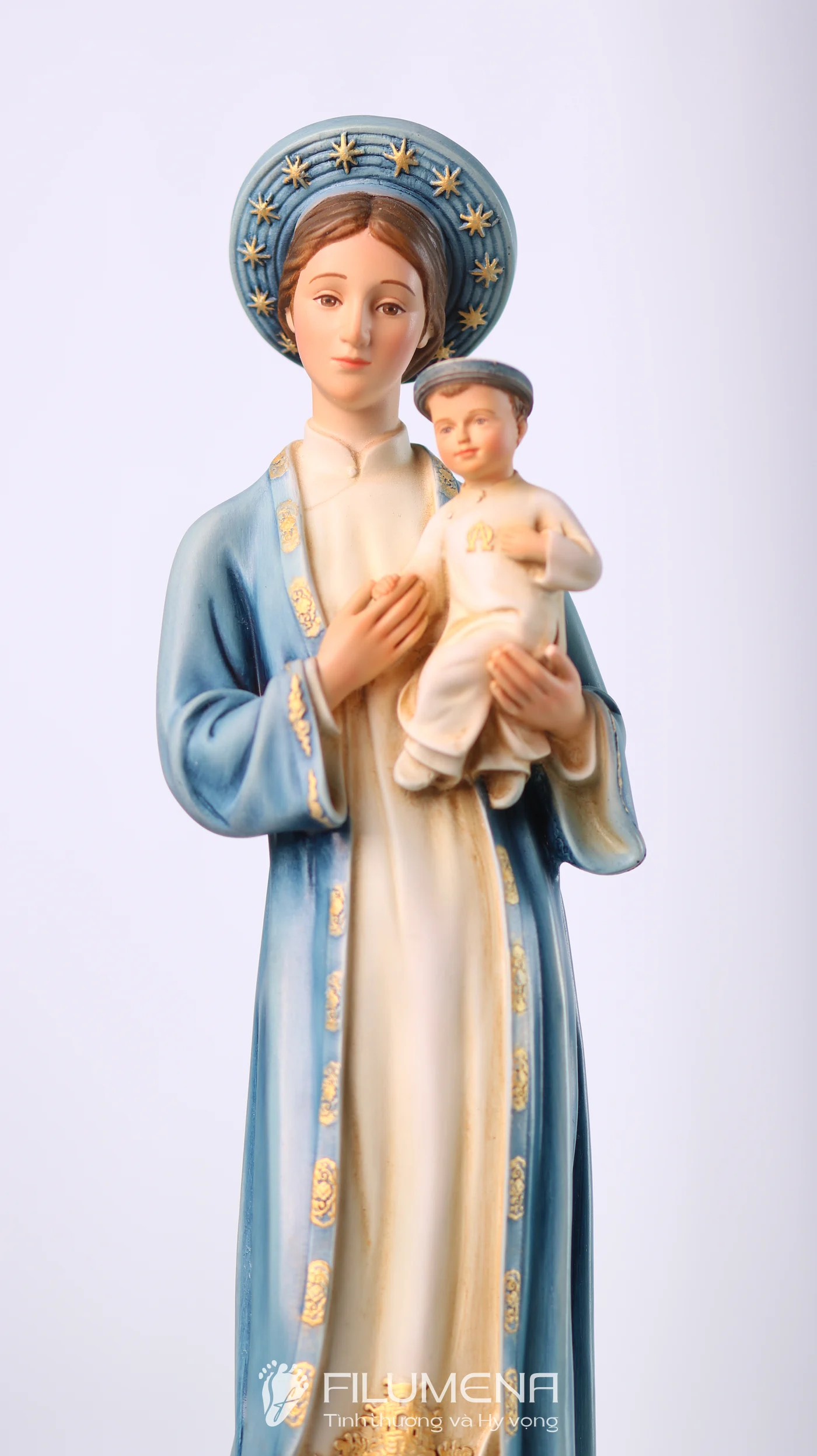 Hình ảnh Tượng Mẹ Maria đặt trong không gian cầu nguyện gia đình