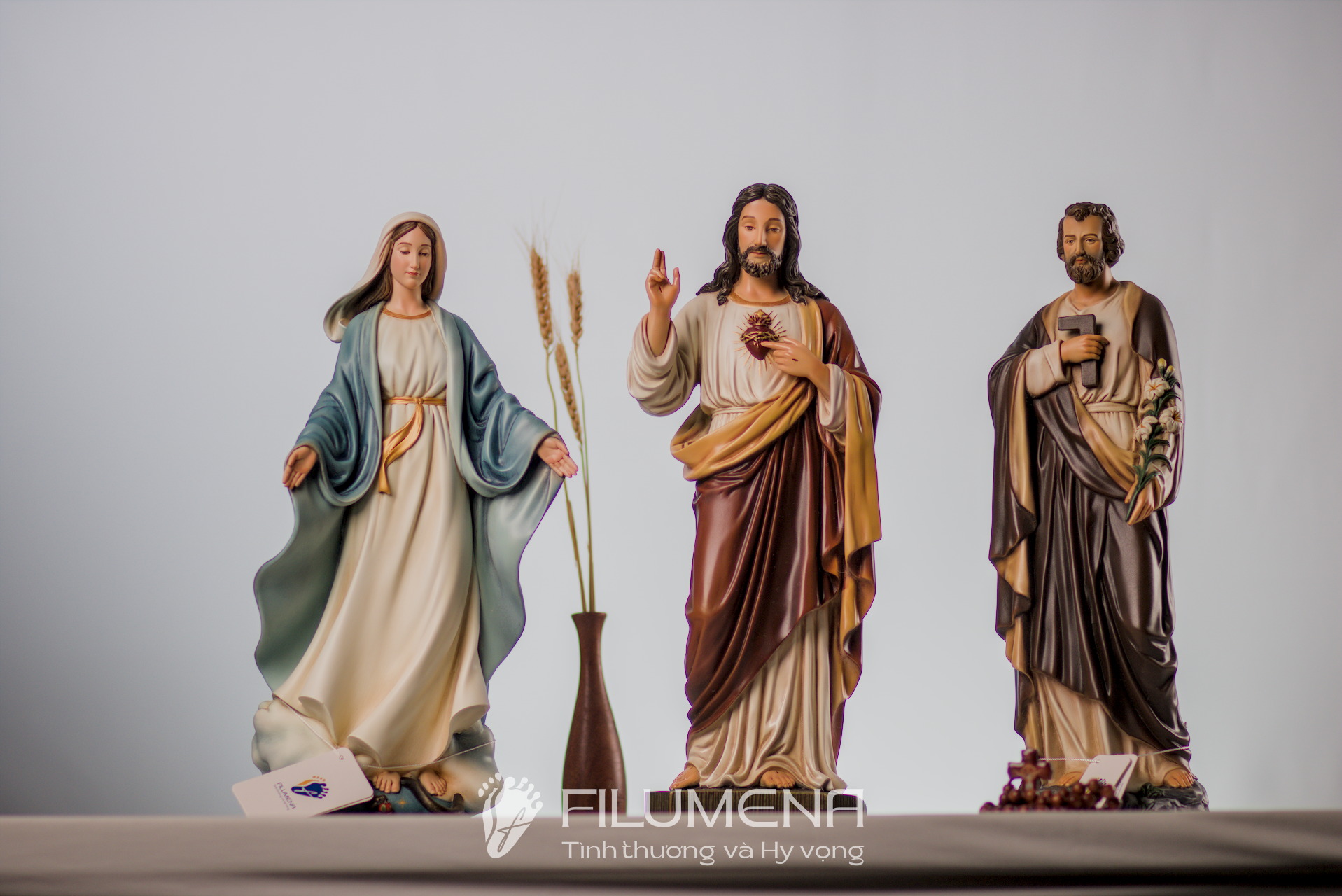 Mẫu Bàn thờ Chúa - tượng Công giáo Filumena nhìn từ góc nghiêng