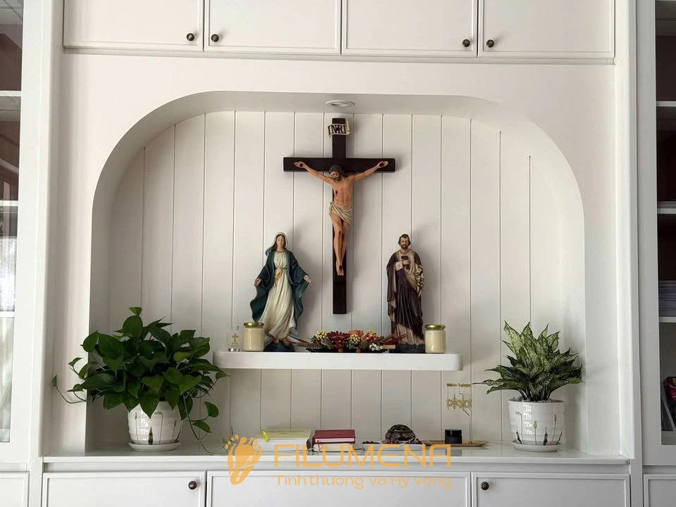 Hình ảnh thực tế về bàn thờ và không gian tiếp khách giúp người đọc tham khảo rõ hơn cách tượng Chúa chịu nạn hiện diện trong phòng khách