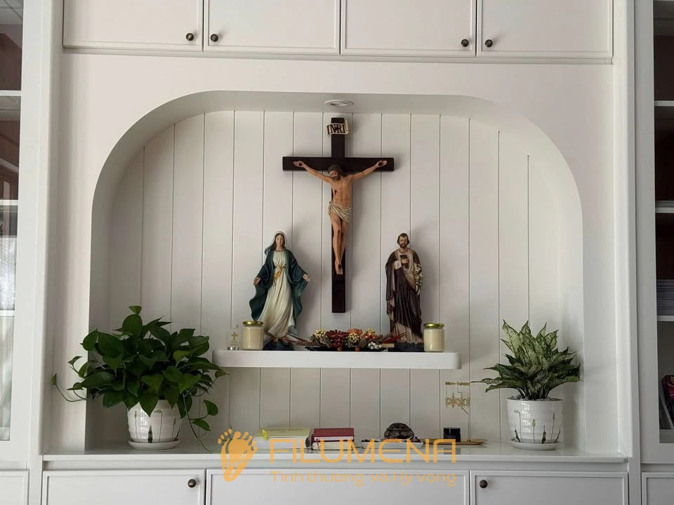 Hình ảnh thực tế về bàn thờ và không gian tiếp khách giúp người đọc tham khảo rõ hơn cách tượng Chúa chịu nạn hiện diện trong phòng khách
