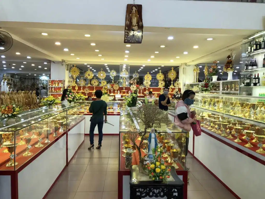Mặt nhật, chén lễ tại Nhà sách Dòng Chúa Cứu Thế