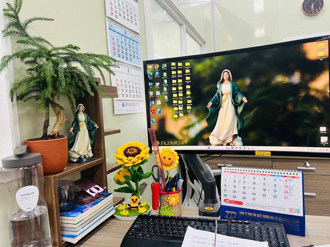 Tượng công giáo mini của Filumena với nền chụp giúp dễ so sánh mẫu