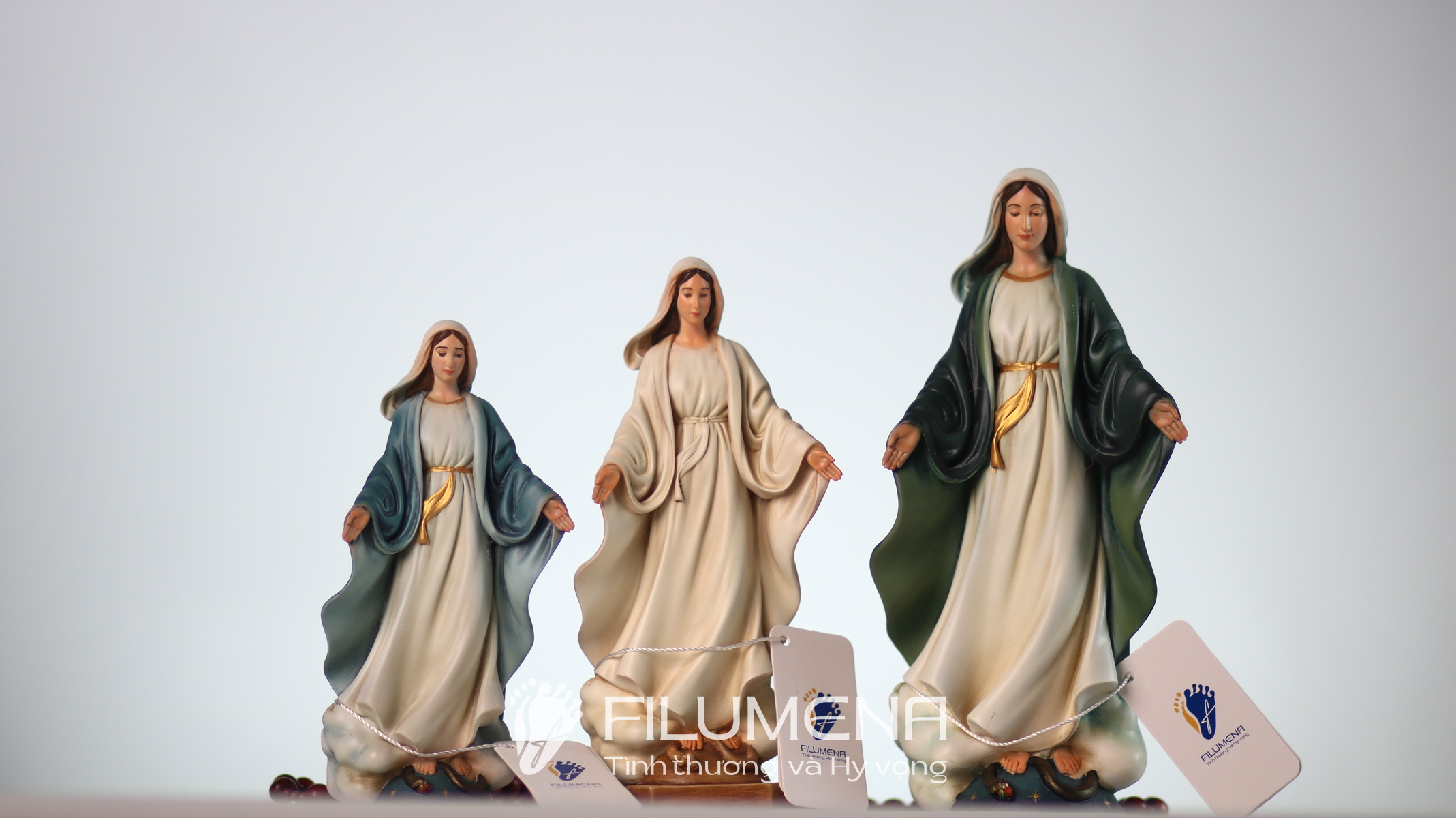 Tượng Đức Mẹ Ban Ơn trong bố cục phù hợp với góc cầu nguyện kính Đức Mẹ