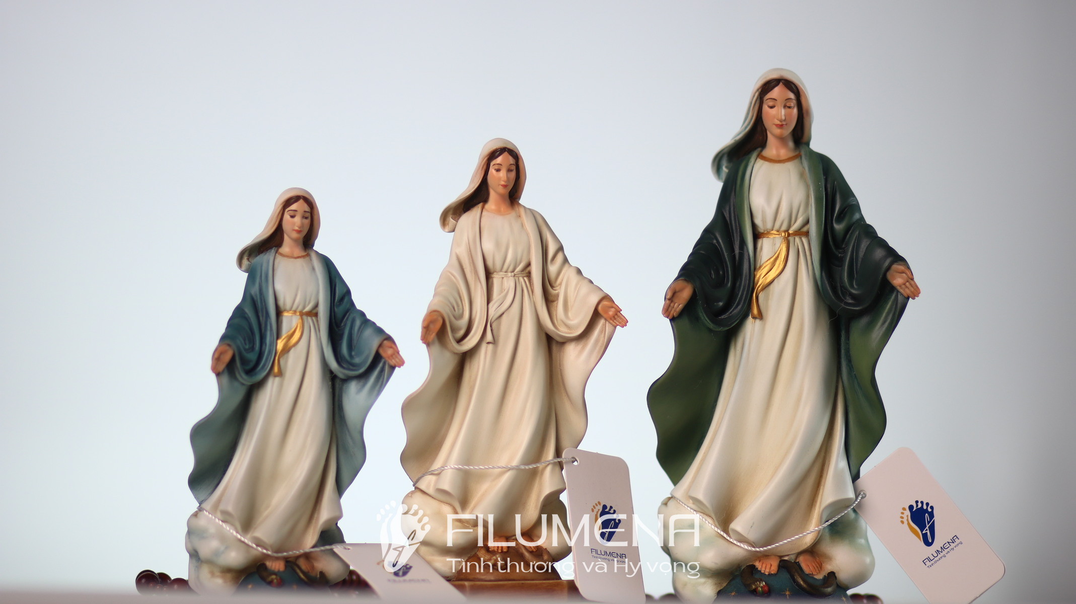 Cận cảnh chi tiết trên Tượng Đức Mẹ để xe ô tô cho người mua tại Nhà sách Nhà thờ lớn Hà Nội