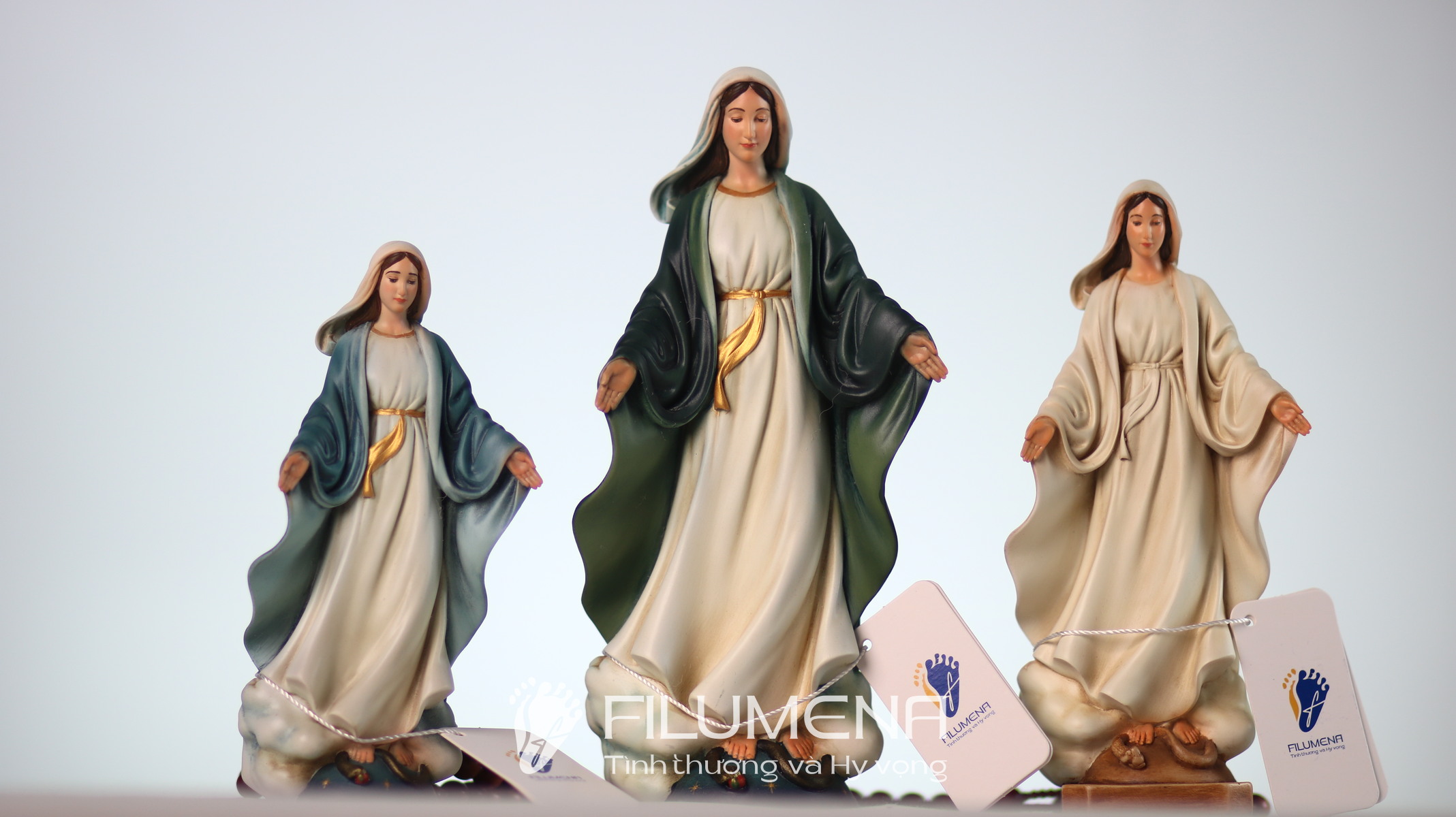 Tượng Đức Mẹ Ban Ơn tại Nhà sách Dòng Mến Thánh Giá Hà Nội
