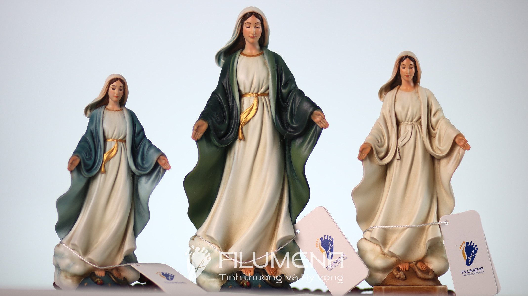 Tượng Đức Mẹ để xe ô tô trong bố cục phù hợp với xe hơi và kệ nhỏ