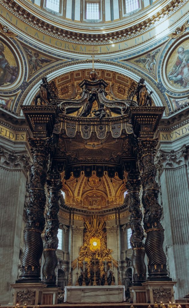 Các ngày nghỉ dịp lễ trọng năm 2023 của Giáo hội Công giáo. Tại Vatican, những lễ trọng được cư hành điểm bàn thờ cúng thánh Phê-rô