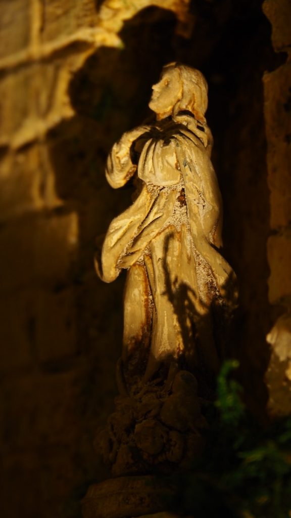 Một kiểu tượng cổ mô tả Đức Mẹ hồn xác lên trời. Photo by ian borg