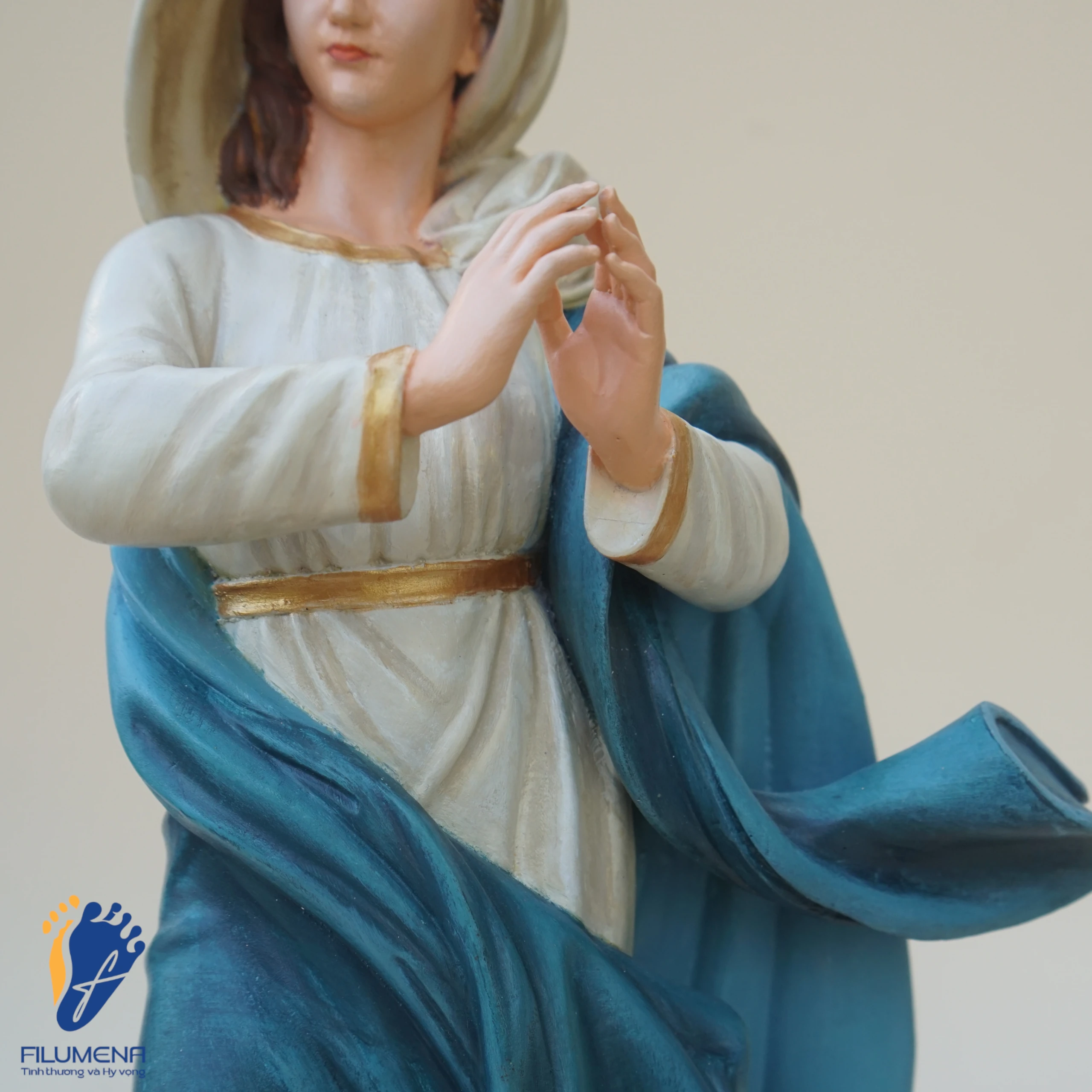 Tượng Đức Mẹ Vô Nhiễm Nguyên Tội màu xanh nước biển (sáng tác bởi Filumena)