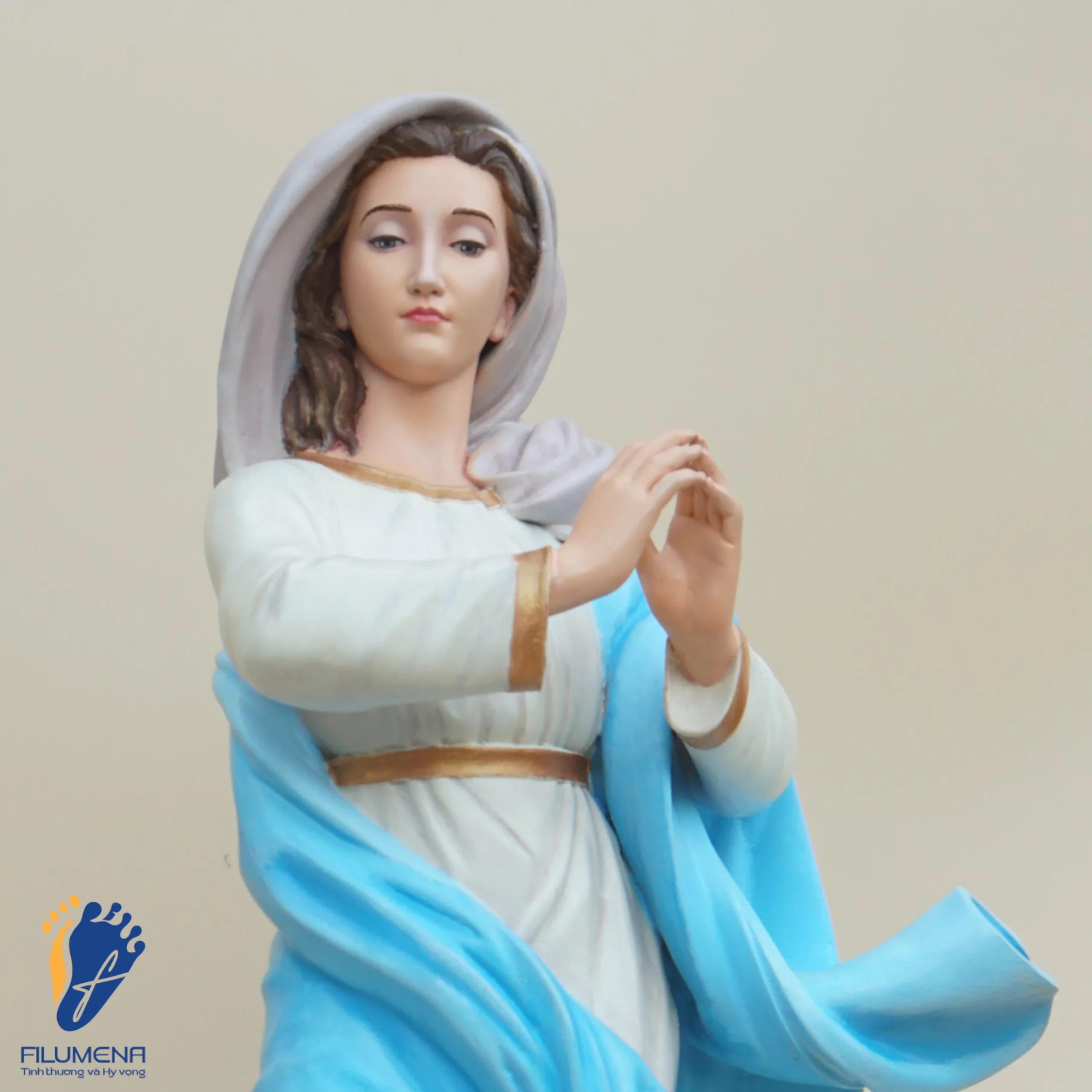 Tượng Đức Mẹ Vô Nhiễm Nguyên Tội, áo Mẹ màu xanh da trời, chụp chính diện, cận cảnh (sáng tác bởi Filumena)